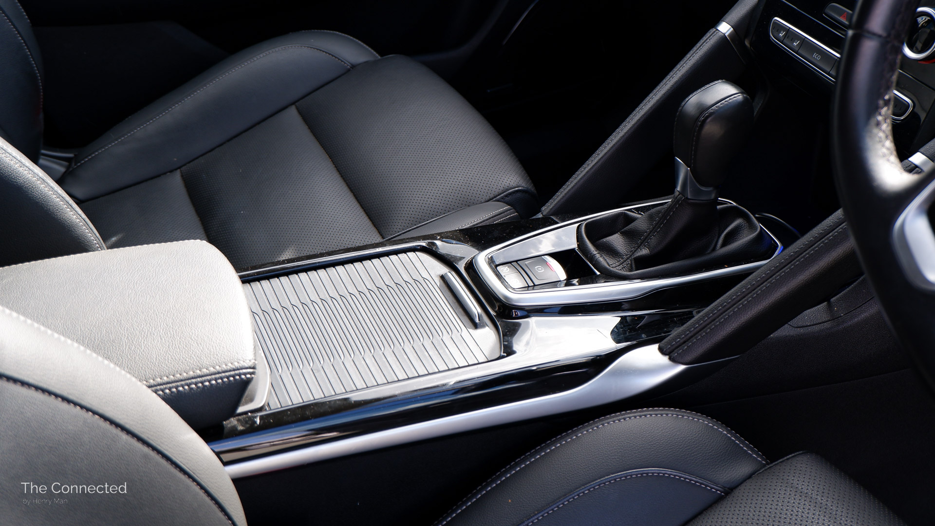 Renault Koleos centre console and gear stick