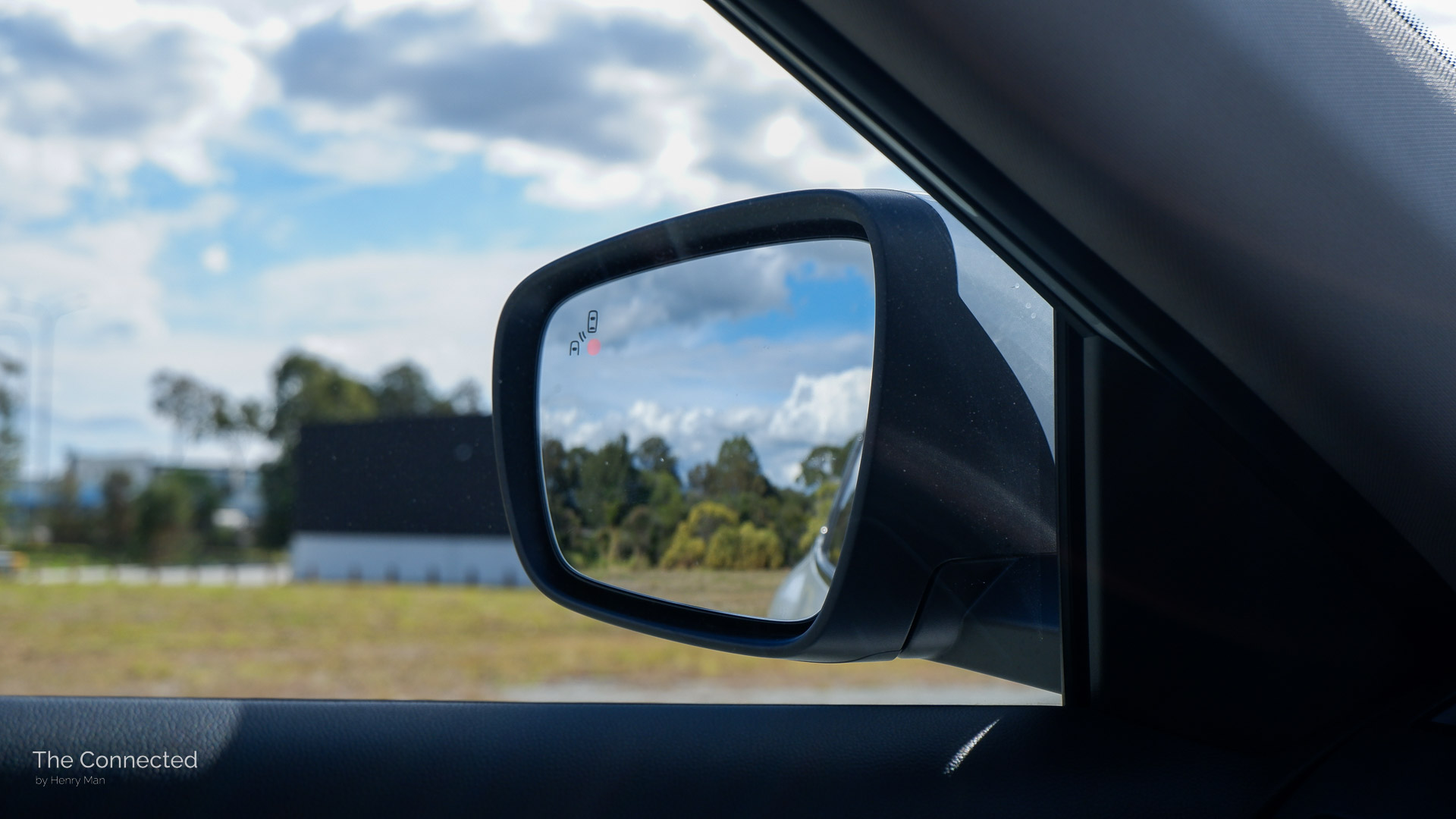Renault Koleos wing mirror with orange blind spot light