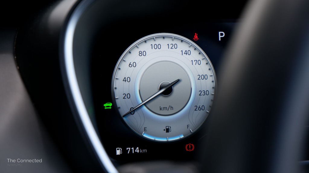 Hyundai Santa Fe Hybrid digital speedometre dial showing 714km range