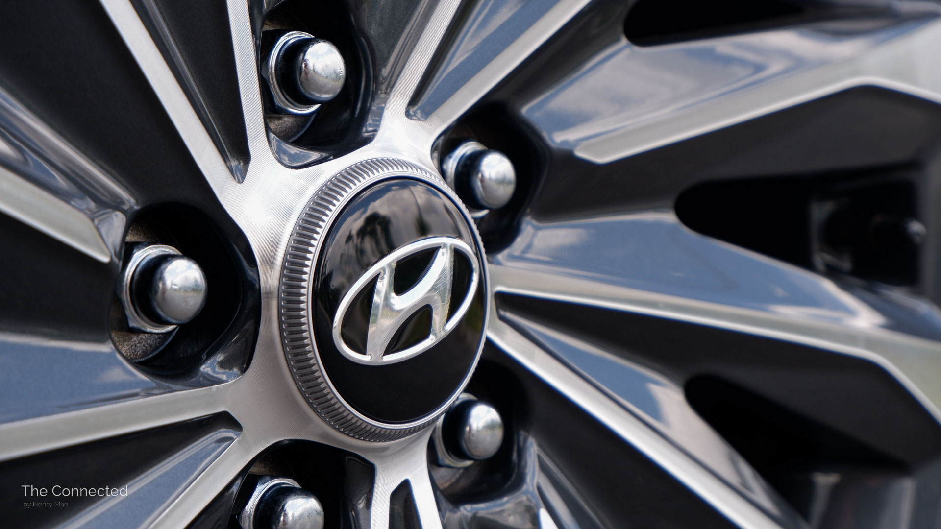 Hyundai Palisade Highlander alloy wheel close up with knurled centre cap and Hyundai logo