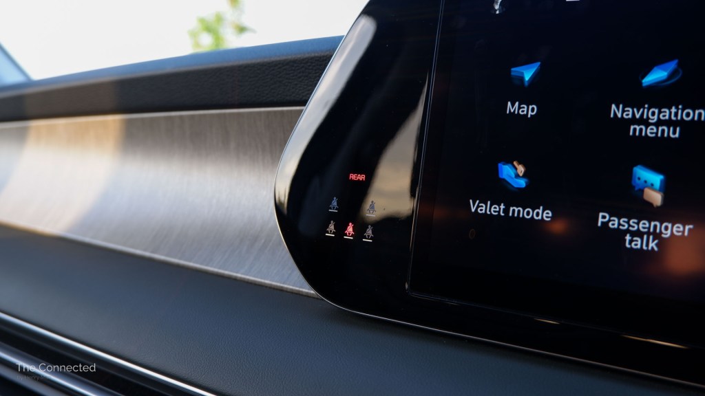 Hyundai Palisade Highlander seatbelt indicator beside touchscreen