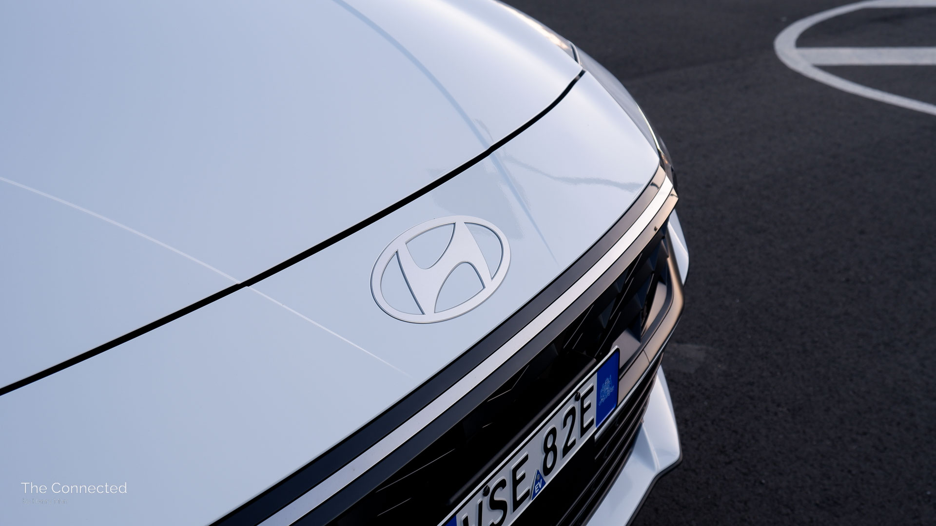 Flat Hyundai badge at the front bonnet of the 2025 Hyundai i30 Sedan