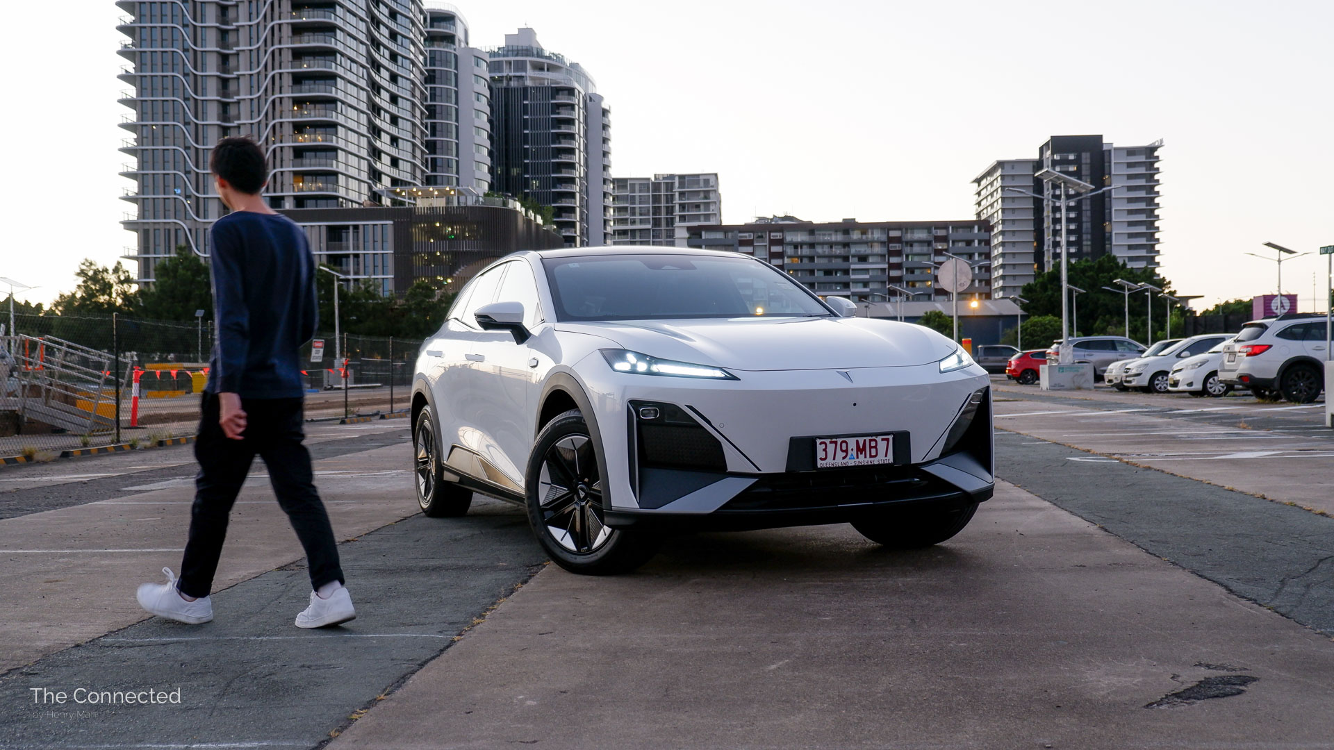 Man walks past 2025 Deepal S07 in sunset