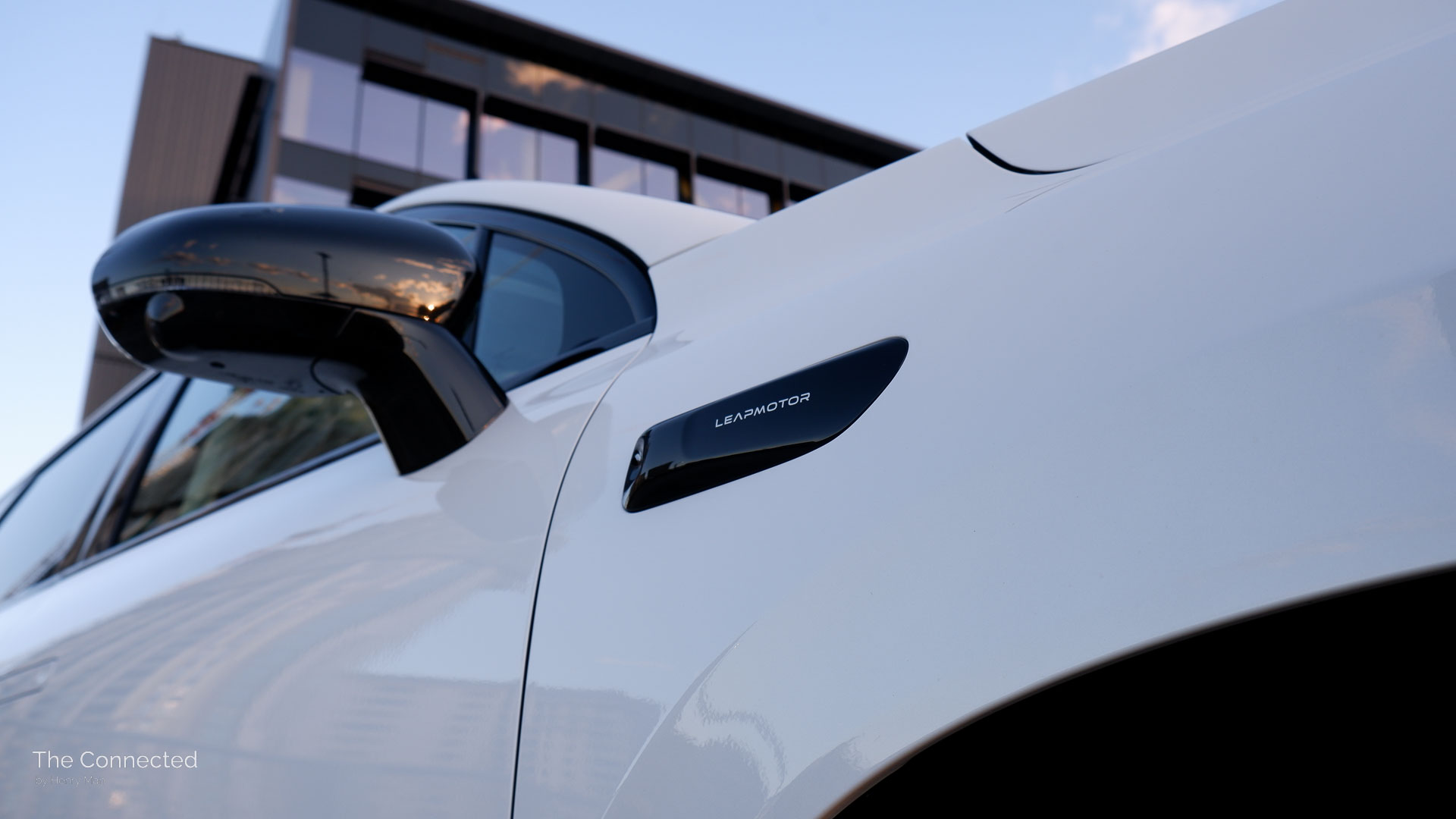 2025 Leapmotor C10 BEV front fender logo and mirror