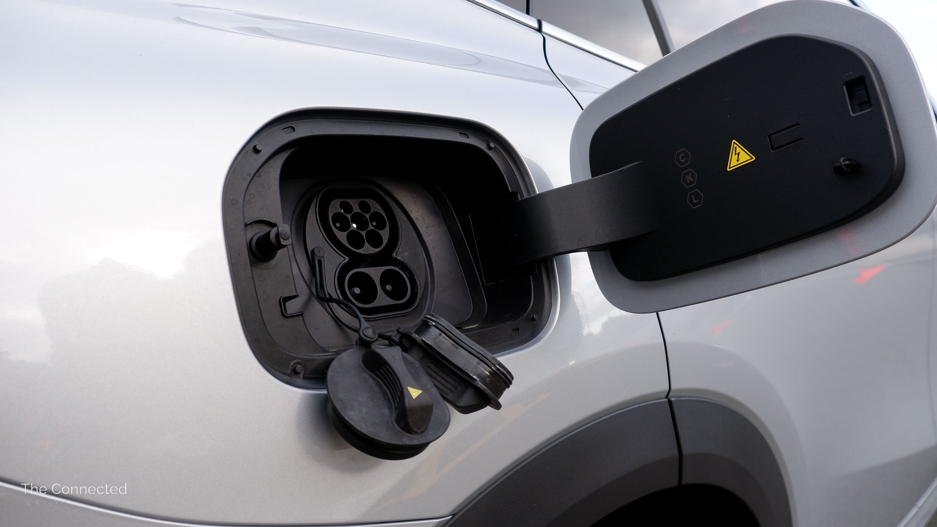 2026 Geely Starray EM-i Inspire charging port with AC and DC pins