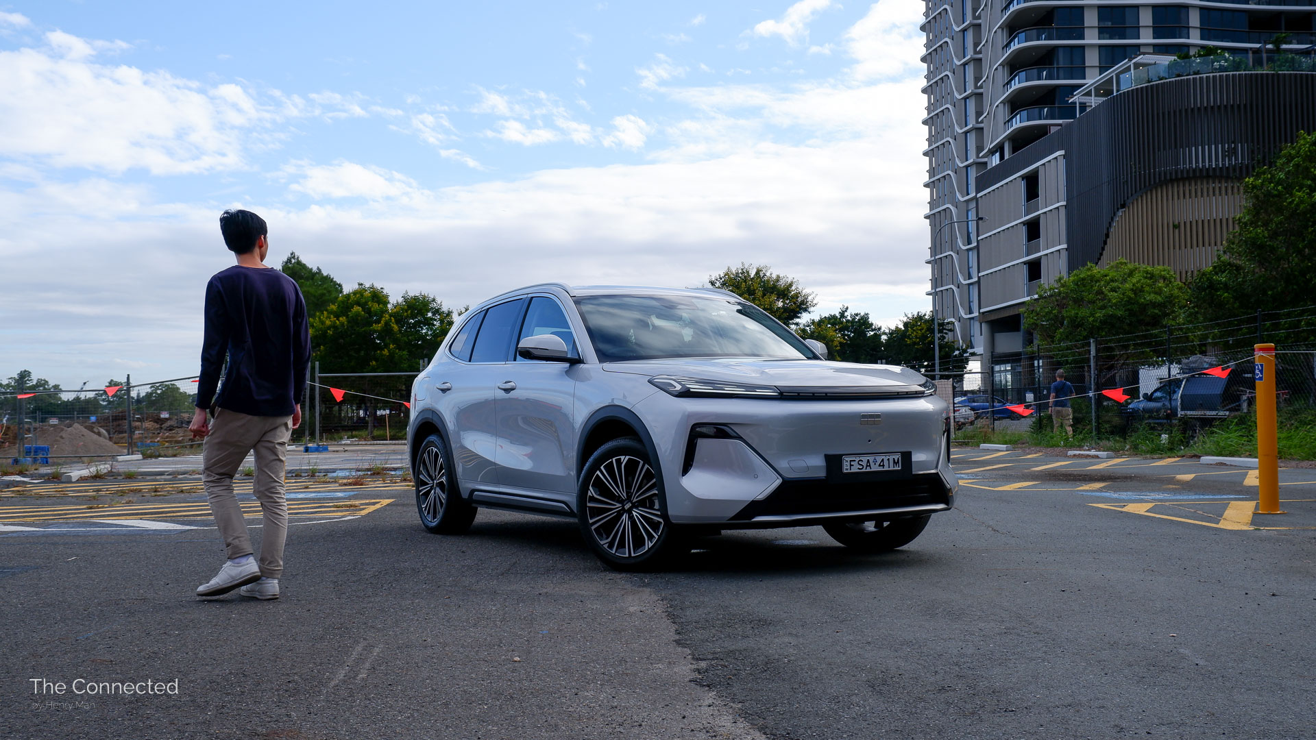 Man walks past the 2026 Geely Starray EM-i Inspire