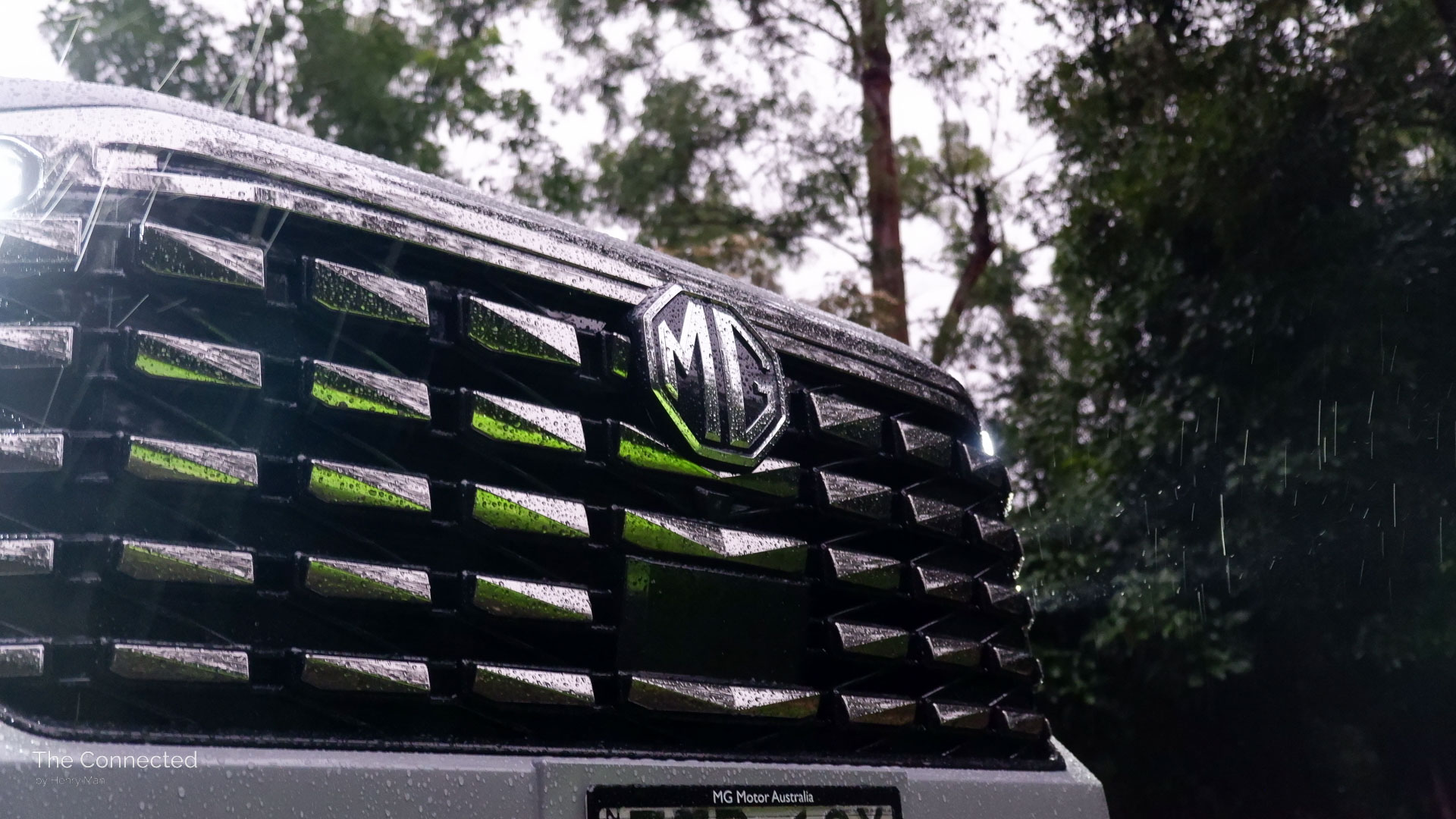 2026 MG U9 Explore Pro front chrome grille and badge in the rain