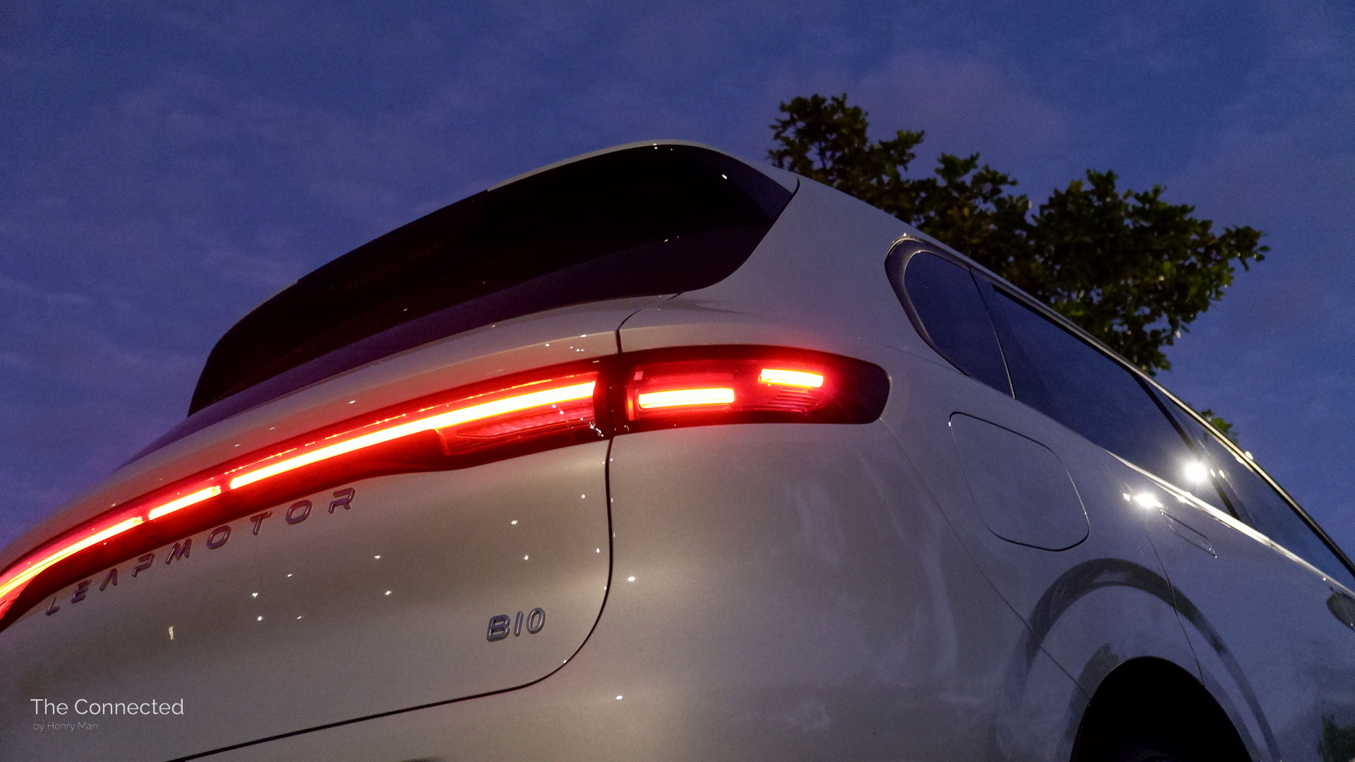 2026 Leapmotor B10 Design rear tail-light at night