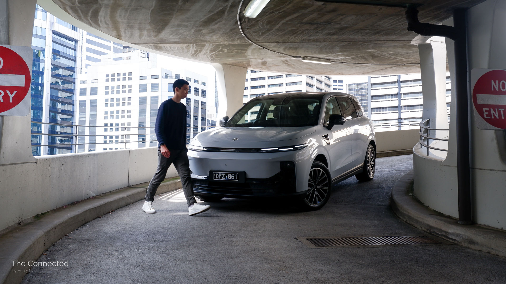 Man walks past the 2026 Leapmotor B10 Design at a city car park